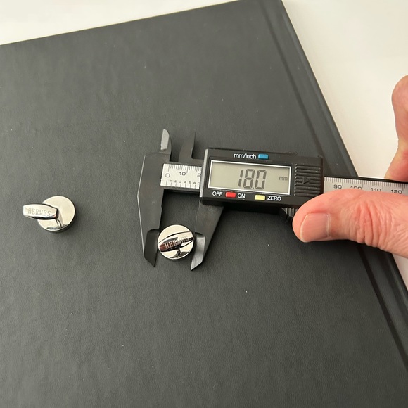 Cuff links stainless steel stamped HERMES it’s not authentic - Picture 3 of 5